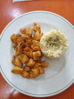 Una foto de Pollo a la naranja con guarnición de coliflor