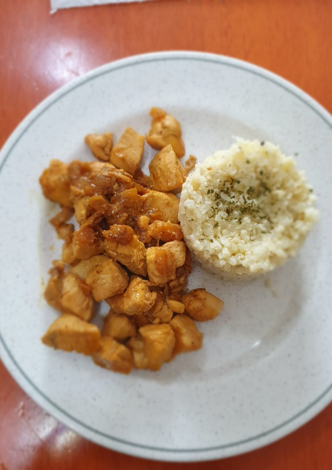 Una foto de Pollo a la naranja con guarnición de coliflor