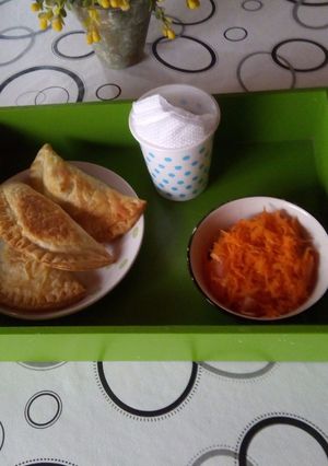 Una foto de Empanadas de carne suaves con ensalada de estación
