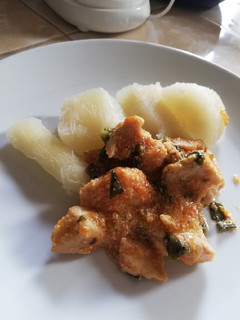Una foto de Yuca con pollo