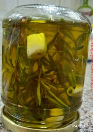 Une photo de Huile d'olive parfumé au romarin et ail