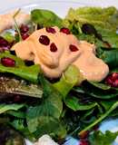 Ensalada de brotes con salsa rosa
