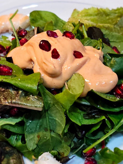 Una foto de Ensalada de brotes con salsa rosa