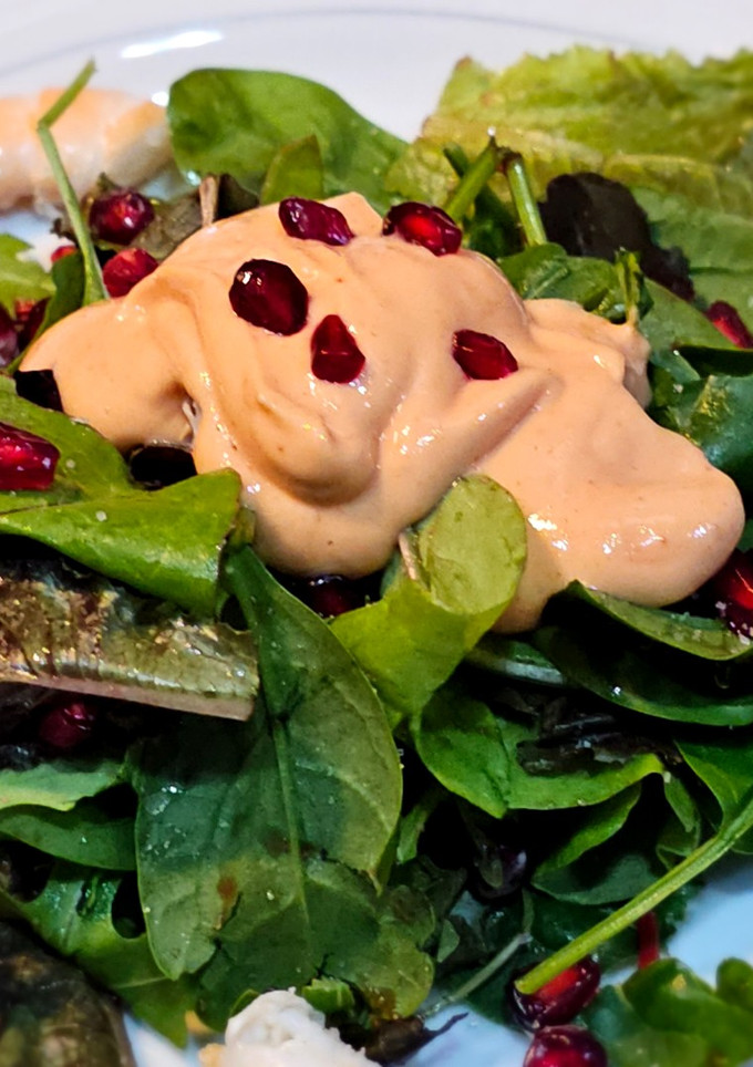 Una foto de Ensalada de brotes con salsa rosa
