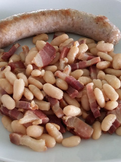 Una foto de Judias blancas con butifarra a la catalana (receta rápida)