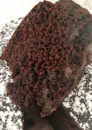 Una foto de Bizcocho húmedo de chocolate y yogur