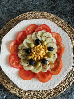 Una foto de Ensalada de tomate y pepino