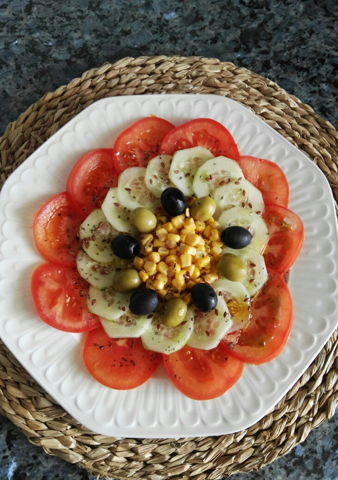 Una foto de Ensalada de tomate y pepino
