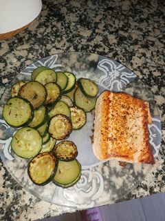 Una foto de Salmón a la plancha con calabacín