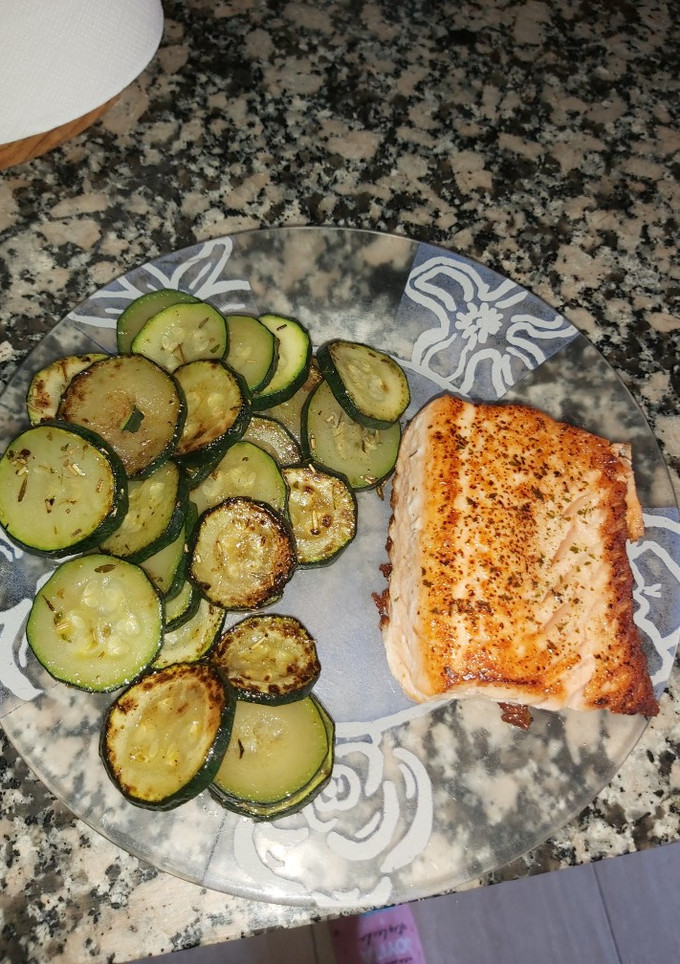Una foto de Salmón a la plancha con calabacín