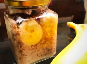 Una foto de Overnight oats: desayuno de avena yogurt y banana en frasco ideal para llevar (meal prep día 2)