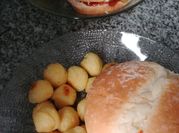 Una foto de hamburguesa con papas con cheddar