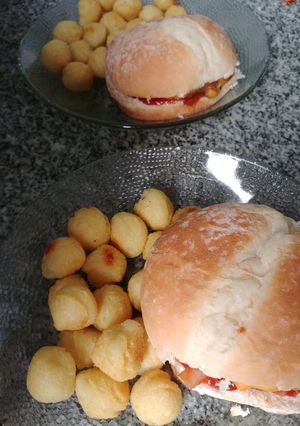 Una foto de Hamburguesa con papas noisette 🍔 🍟