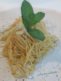 Una foto de Espaguetis al ajo caramelizado