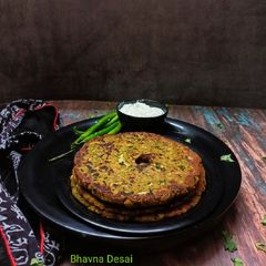 થાલીપીઠ.(Thalipeeth Recipe in Gujarati) A picture of થાલીપીઠ.(Thalipeeth Recipe in Gujarati).