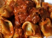 Una foto de masa con huevo para cappelletti