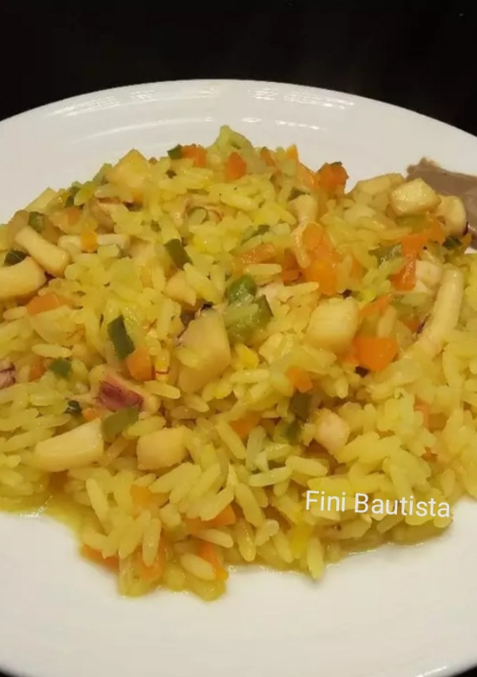 Una foto de Arroz con calamares y alioli negro