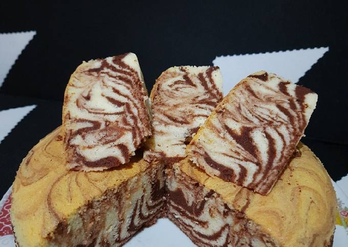 Cara Gampang Menyiapkan Bolu Zebra Putih Telur, Enak Banget
