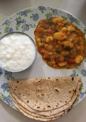 રસાવાળા બટાકા નુ શાક (Rasavala Bataka Shak Recipe In Gujarati) રેસીપી મુખ્ય ફોટો