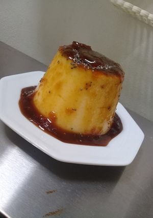 Una foto de Budín de harina de maíz y dulce de naranjas amargas
