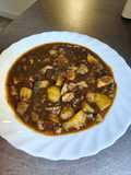 Guiso marinero de patatas con calamares en su tinta