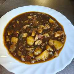 Una foto de Guiso marinero de patatas con calamares en su tinta