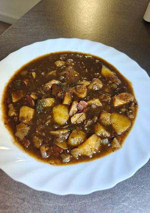 Una foto de Guiso marinero de patatas con calamares en su tinta