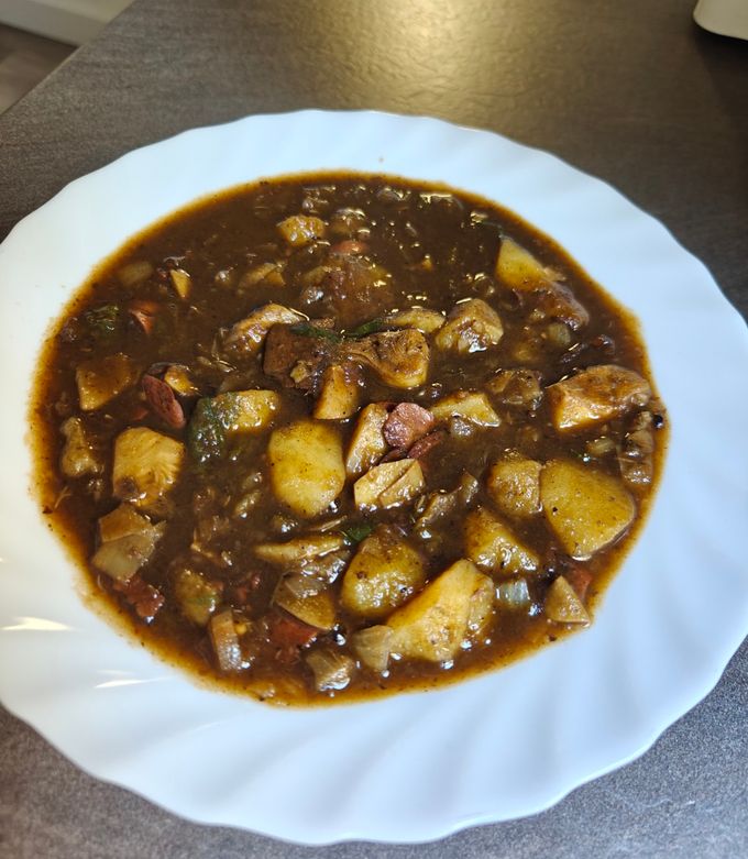Foto principal de Guiso marinero de patatas con calamares en su tinta