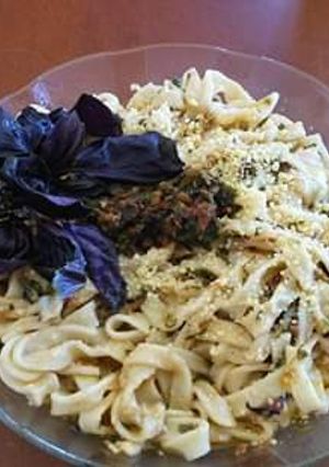 Una foto de Tallarines caseros con pasto rojo