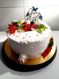 Fehércsokis -feketeribizlis torta recept fotója