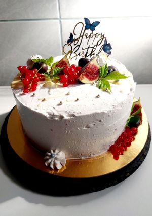 Fehércsokis -feketeribizlis torta recept fotója