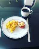 Desayuno que te Hace Sonreír: Huevo Revuelto con Jamón, Tomate Asado y Queso" 🍳🧀🍅