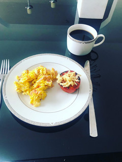 Una foto de Desayuno que te Hace Sonreír: Huevo Revuelto con Jamón, Tomate Asado y Queso" 🍳🧀🍅