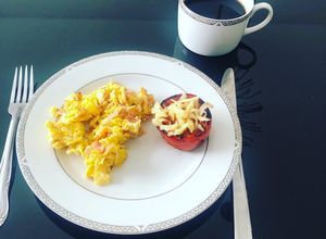 Una foto de Desayuno que te Hace Sonreír: Huevo Revuelto con Jamón, Tomate Asado y Queso" 🍳🧀🍅