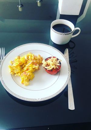 Una foto de Desayuno que te Hace Sonreír: Huevo Revuelto con Jamón, Tomate Asado y Queso" 🍳🧀🍅