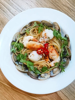 【香蒜九層塔白酒海鮮意粉】 的食譜成品照片