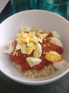 Una foto de Couscous con pisto y huevo