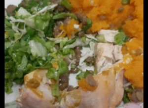 Una foto de Ensalada de pollo, lentejas, calabacín y verdes