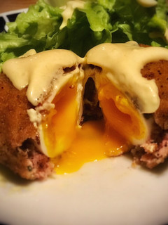 Una foto de Huevos escoceses —Scotch eggs—