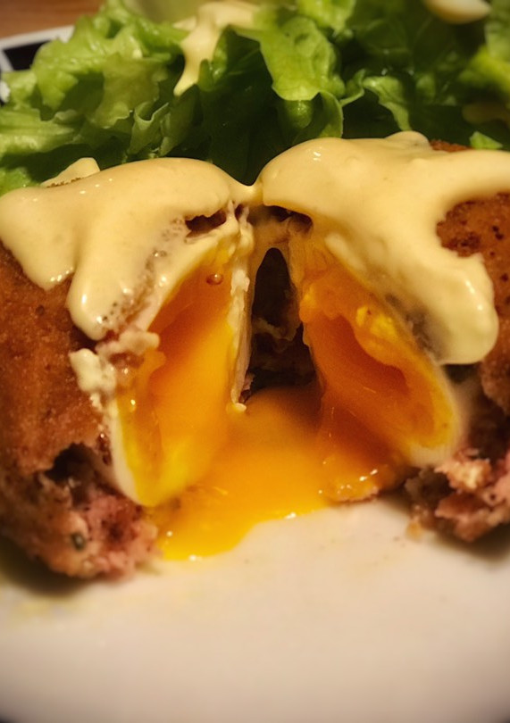 Una foto de Huevos escoceses —Scotch eggs—