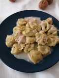 TORTELLINI ALL'ODORE DI RUCOLA RIPIENI DI ZUCCA CON MONTASIO E NOCI