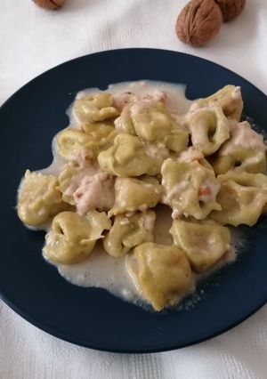 Foto di TORTELLINI ALL'ODORE DI RUCOLA RIPIENI DI ZUCCA CON MONTASIO E NOCI