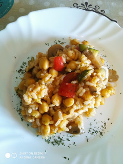 Una foto de Arroz con garbanzos y verduras
