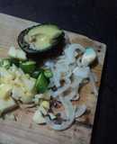 Guacamole con manzana, cebolla encurtida y las hierbas de olor mexicanas las Correa