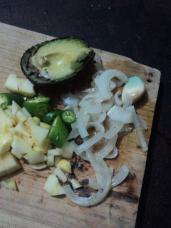 Una foto de Guacamole con manzana, cebolla encurtida y las hierbas de olor mexicanas las Correa