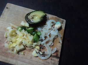 Una foto de Guacamole con manzana, cebolla encurtida y las hierbas de olor mexicanas las Correa