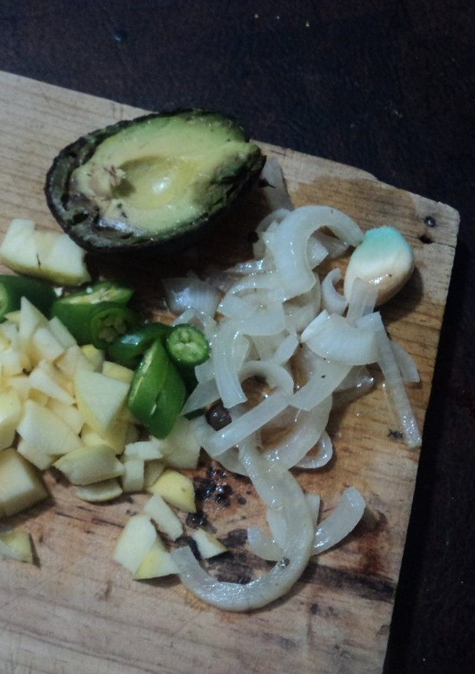 Una foto de Guacamole con manzana, cebolla encurtida y las hierbas de olor mexicanas las Correa