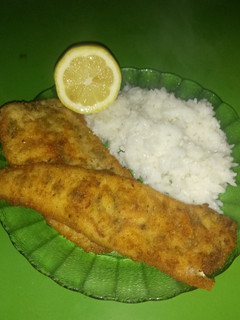 Una foto de Milanesa de filet de merluza con arroz