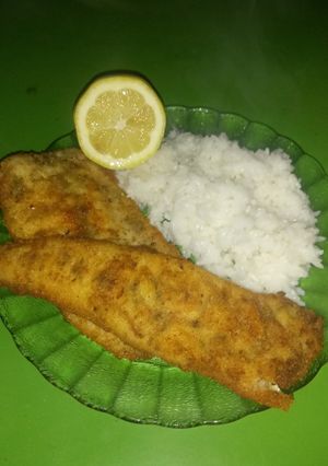 Una foto de Milanesa de filet de merluza con arroz