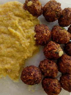 A picture of Bhajia za kunde kwa mango chutney.